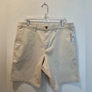 GAP brand men's shorts size 34 relaxed cream color is new with tags
